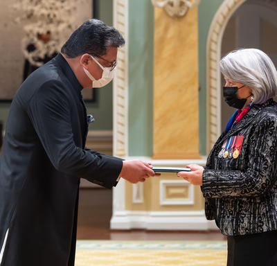 His Excellency Zaheer Aslam Janjua, Ambassador of the Islamic Republic of Pakistan, presents his letter to Her Excellency.